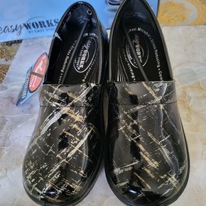 Easy Works by EASY STREET black streak pat Laurie Clogs